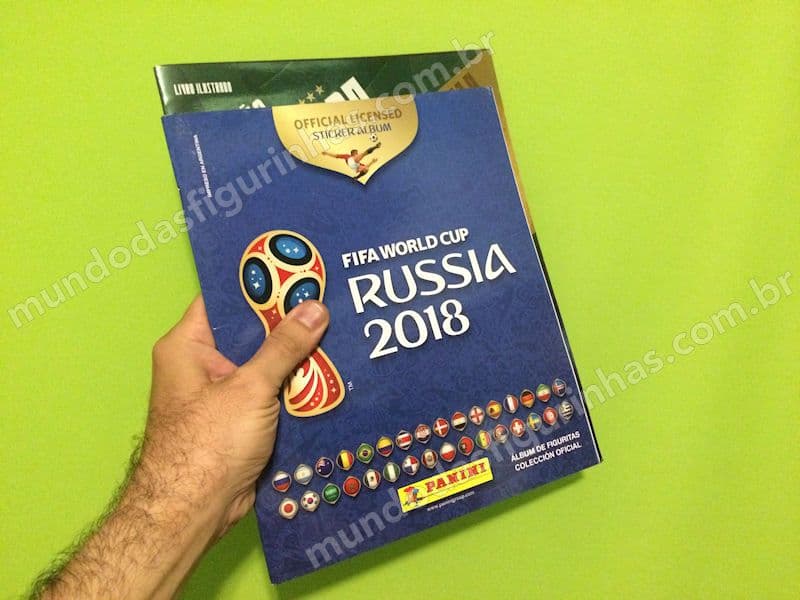 O tamanho do álbum Seleção Brasileira Rússia 2018 em relação ao álbum da Copa do Mundo 2018.