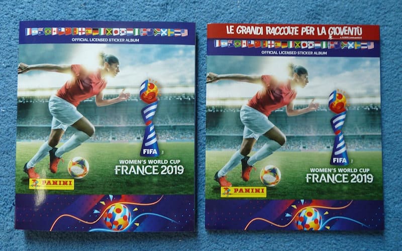 Capa do álbum da Copa Feminina 2019 lançado na França (à esquerda) e na Itália (à direita).