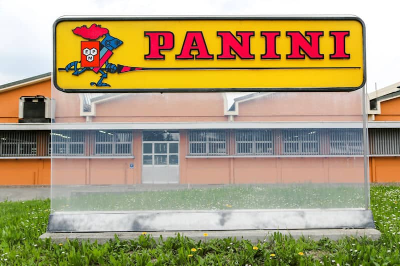 Placa con el logotipo de Panini en frente de la fábrica en Módena, Italia.