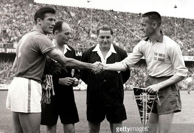 Os capitães se cumprimentando antes da final da Copa de 58: Bellini e Nils Liedholm.