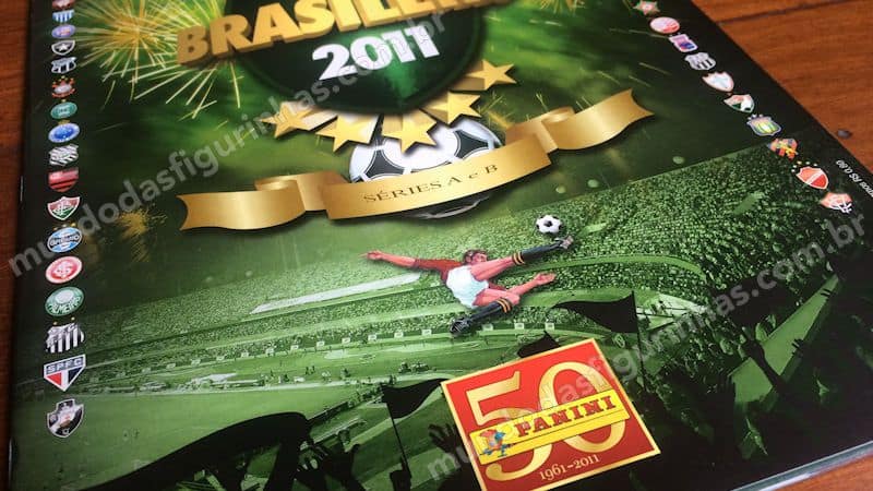 Detalle de la portada del álbum Campeonato Brasileño 2011, con el símbolo de la volea y el logotipo del 50 aniversario de Panini.