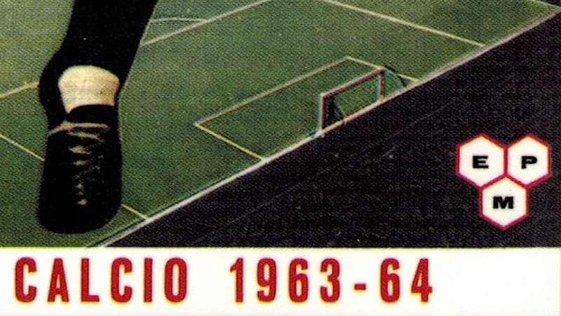 O primeiro logotipo da Panini, na capa do álbum do Calciatori 1963-64.