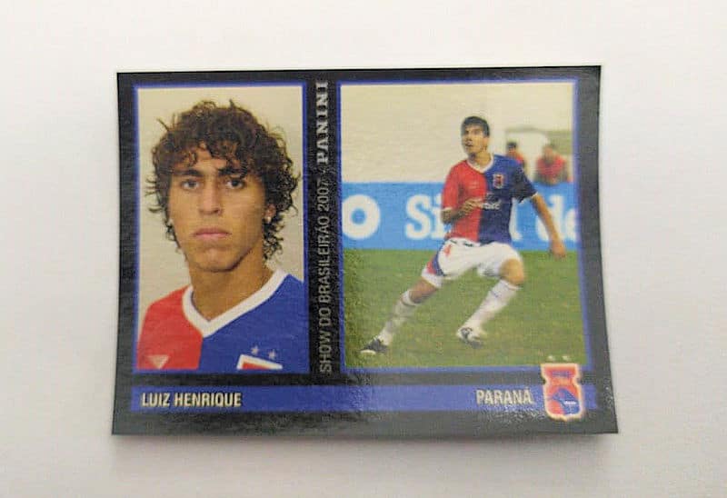 Figurinha 229 errada: a foto da esquerda não é do jogador Luis Henrique.
